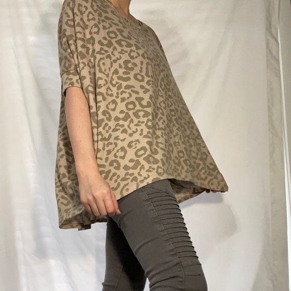 Andrée BY UNIT cheetah print knit shirt in pastel pink and cream - Picture 3 of 8